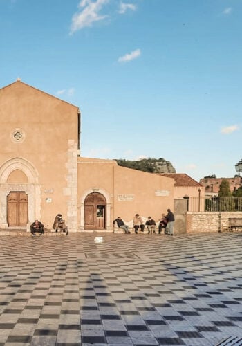 Taormina Piazza IX Aprile chiesa